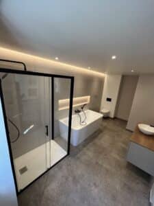 Rénovation intégrale d’une salle de bains aux lignes modernes